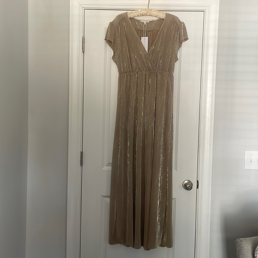 Perfect for a bridesmaid dress, formal gown or maternity photo shoot.